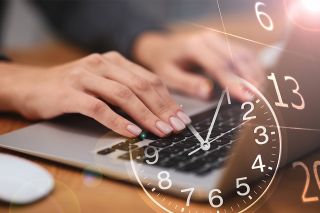 Foto: Hände tippen auf Laptop Tastatur